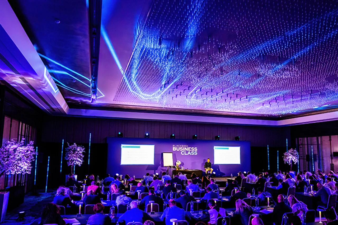 Publiek en sprekers tijdens een Blackbird Business Class-evenement.